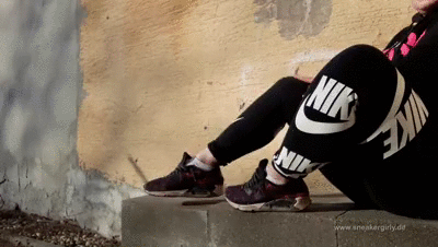 Sneaker-Girl Jana - Crushing Shoehorn with Nike Shoes