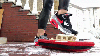 Sneaker-Girl Red Queen - Crushing a Toy-Boat