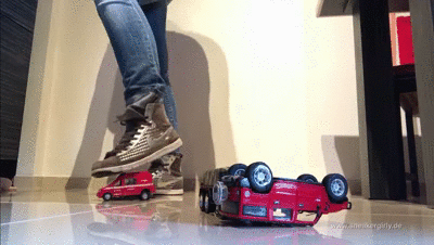 Sneaker-Girl Red Queen - Crushing Some Toy-Cars