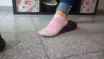Sneaker-Girl Sophia - Smelly Socks on a Toy-Car
