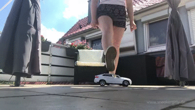 Sneaker-Girl - Alexandra Crushing RC Car