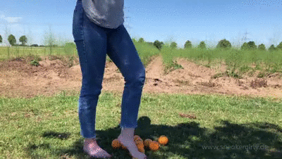 Sneakergirly Laura - Crush Some Oranges
