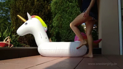 Sneakergirly Sarah - Inflatable Unicorn Crush