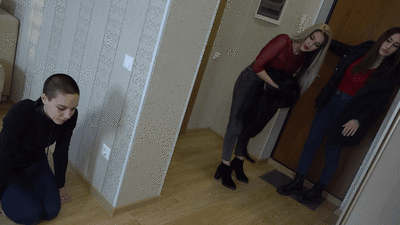 NICOLE and SARAH - Four dusty boots and four sweaty feet after a walk - Boot, socks and footdom - PART1 (HD)