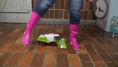 Sneakergirly Stacy - Destroy Harvester with Rubberboots
