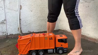 Sneakergirly Lyn - Garbage Truck Crush
