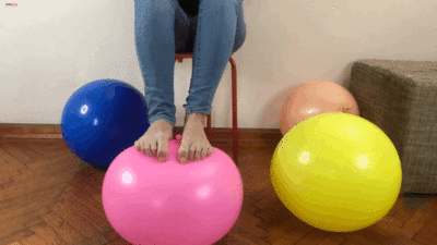 POPPING AND SCRATCHING BIG BALLOONS WITH MY TOENAILS - MP4 HD