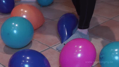 Sneakergirly Doro - Balloon Popping