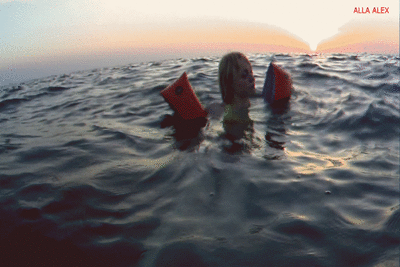 Alla swims in the sea and wears inflatable Snorke Pro armbands on her hands!