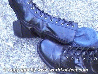schwarze Stiefel und Sneakersocken