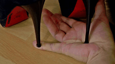 Schmerzhaftes Hand- und Fingertrampling mit High Heels