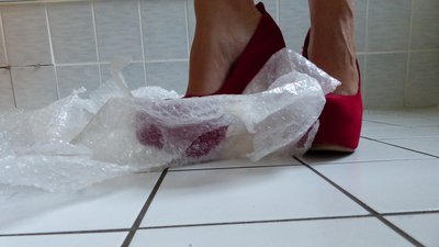 Crushing Bubble Pack with sexy red Pumps