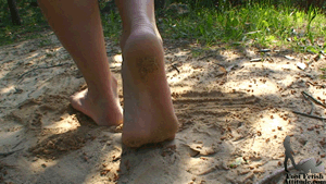 19047 - Maeva sexy dirty feet cleaning